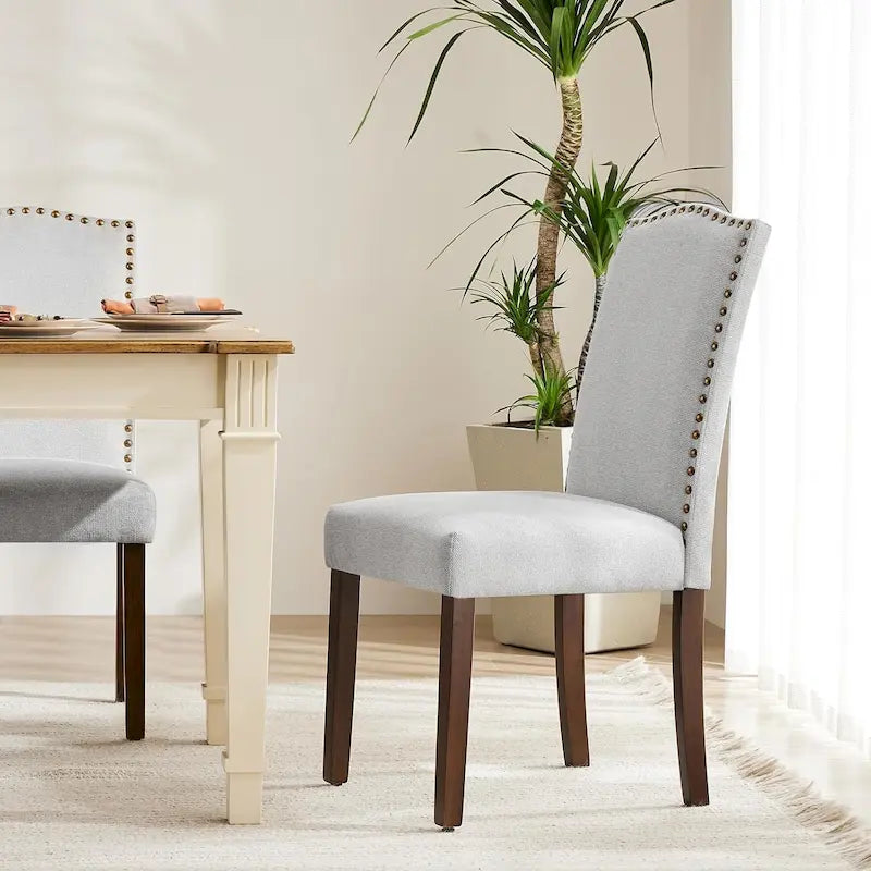 Chaise de salle à manger capitonnée de style moderne, avec bordure cloutée et pieds en bois massif