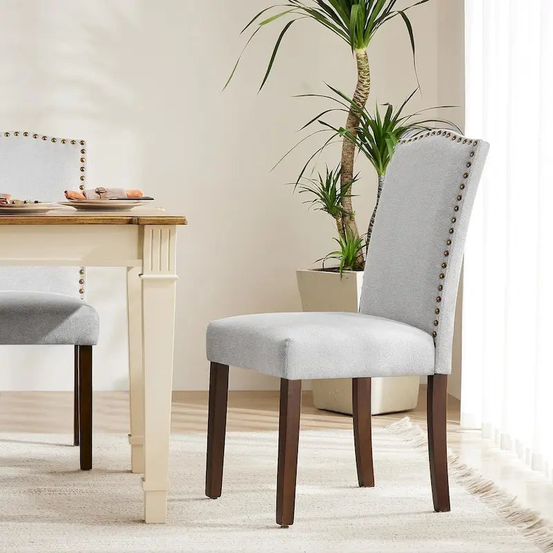 Chaise de salle à manger capitonnée de style moderne, avec bordure cloutée et pieds en bois massif