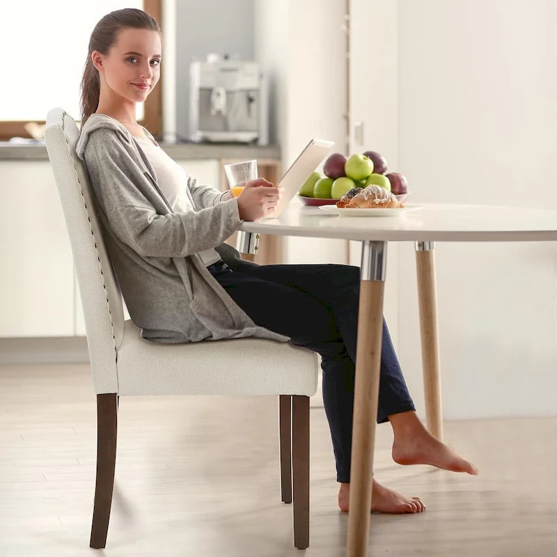 Chaise de salle à manger capitonnée de style moderne, avec bordure cloutée et pieds en bois massif