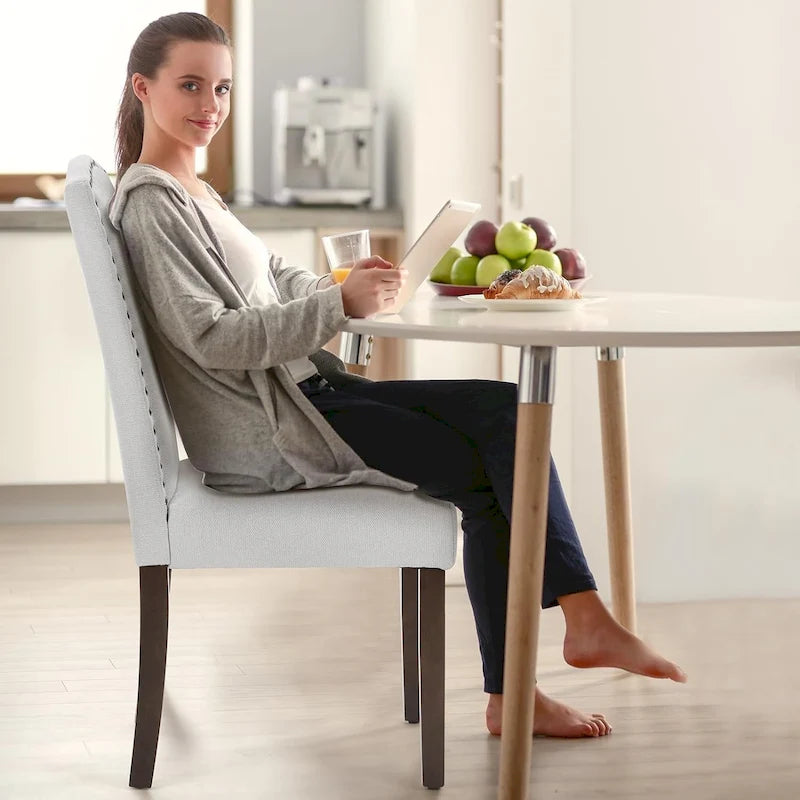 Chaise de salle à manger capitonnée de style moderne, avec bordure cloutée et pieds en bois massif